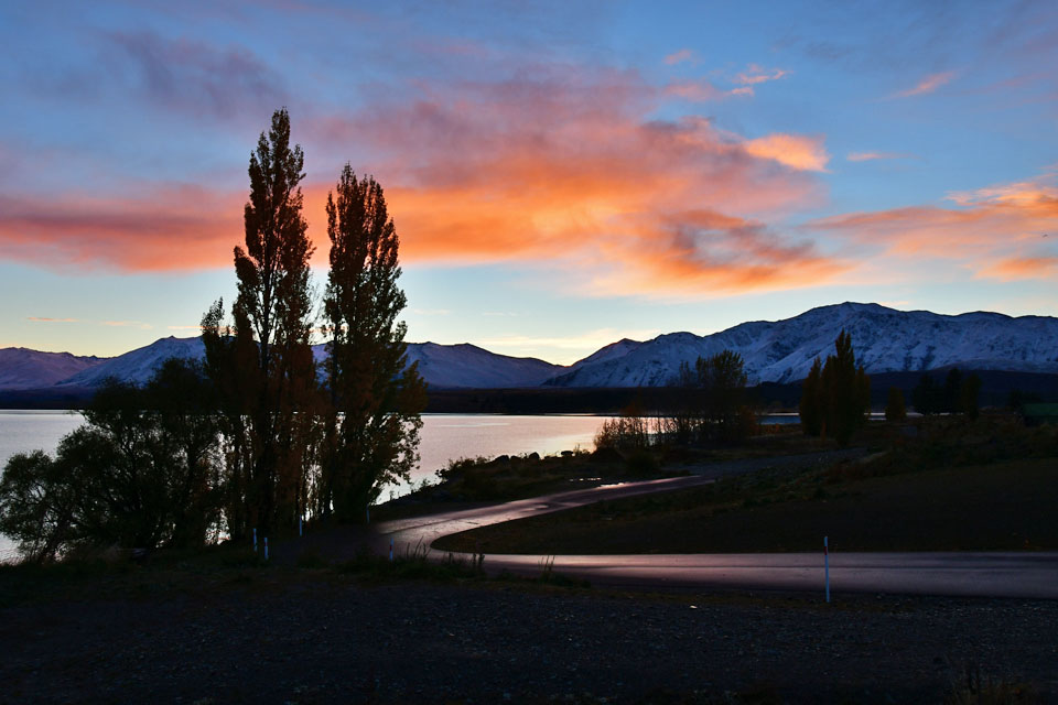 ニュージーランド テカポ湖の朝焼け